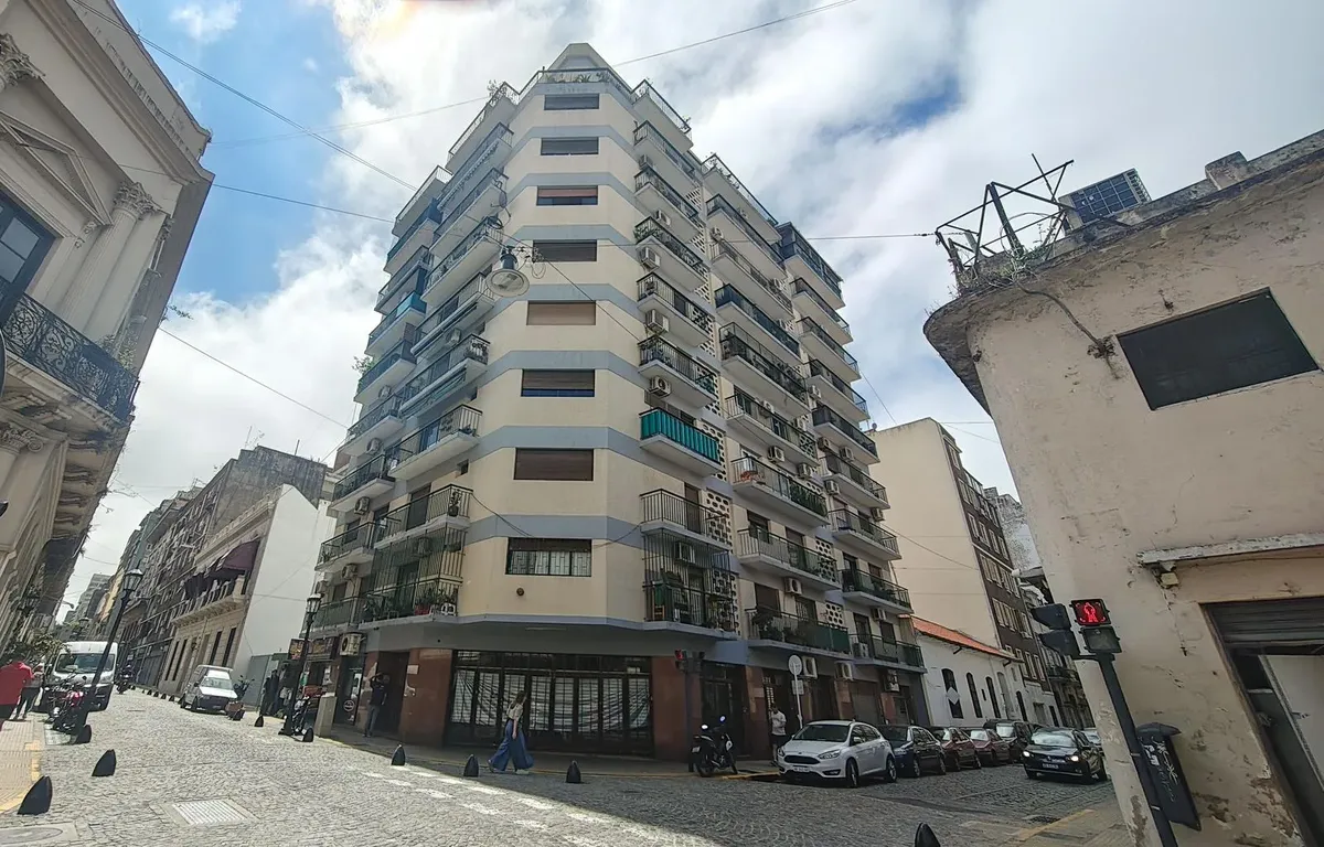 Departamento Tres Ambientes Y Balcón En Alquiler En Monserrat