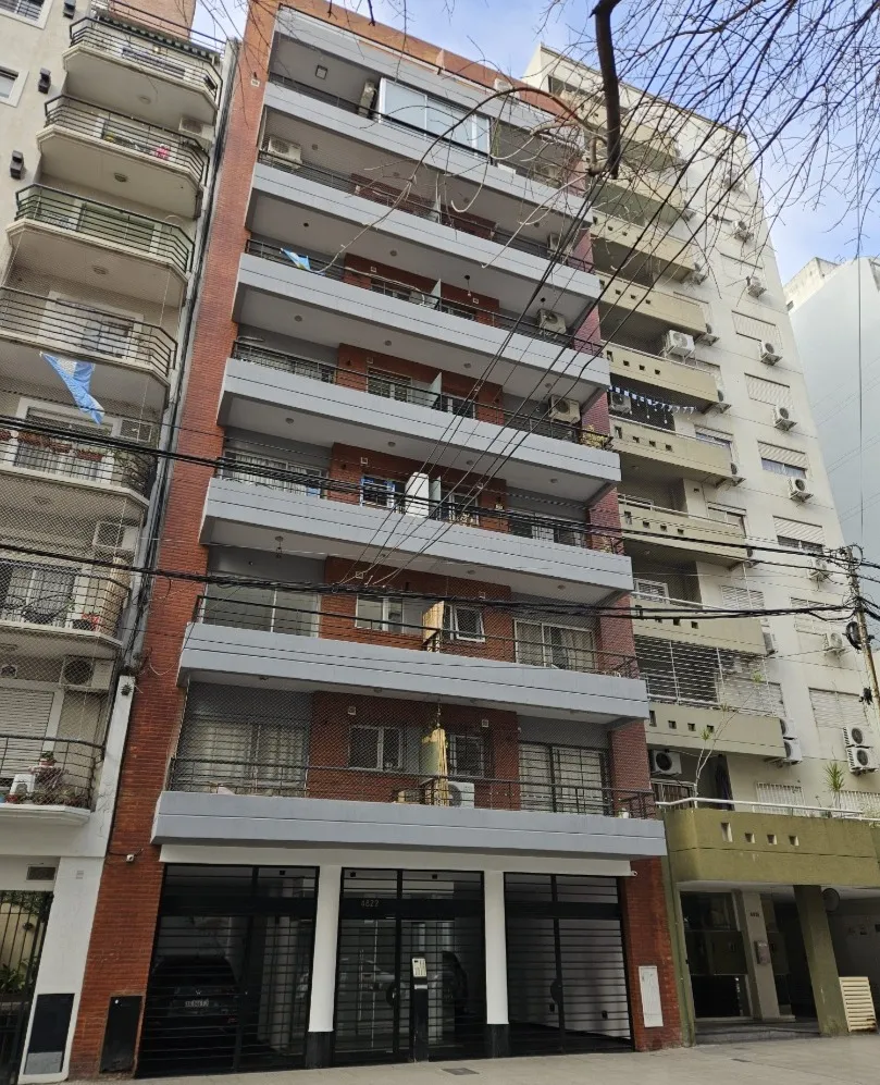 2 ambientes al frente con balcón