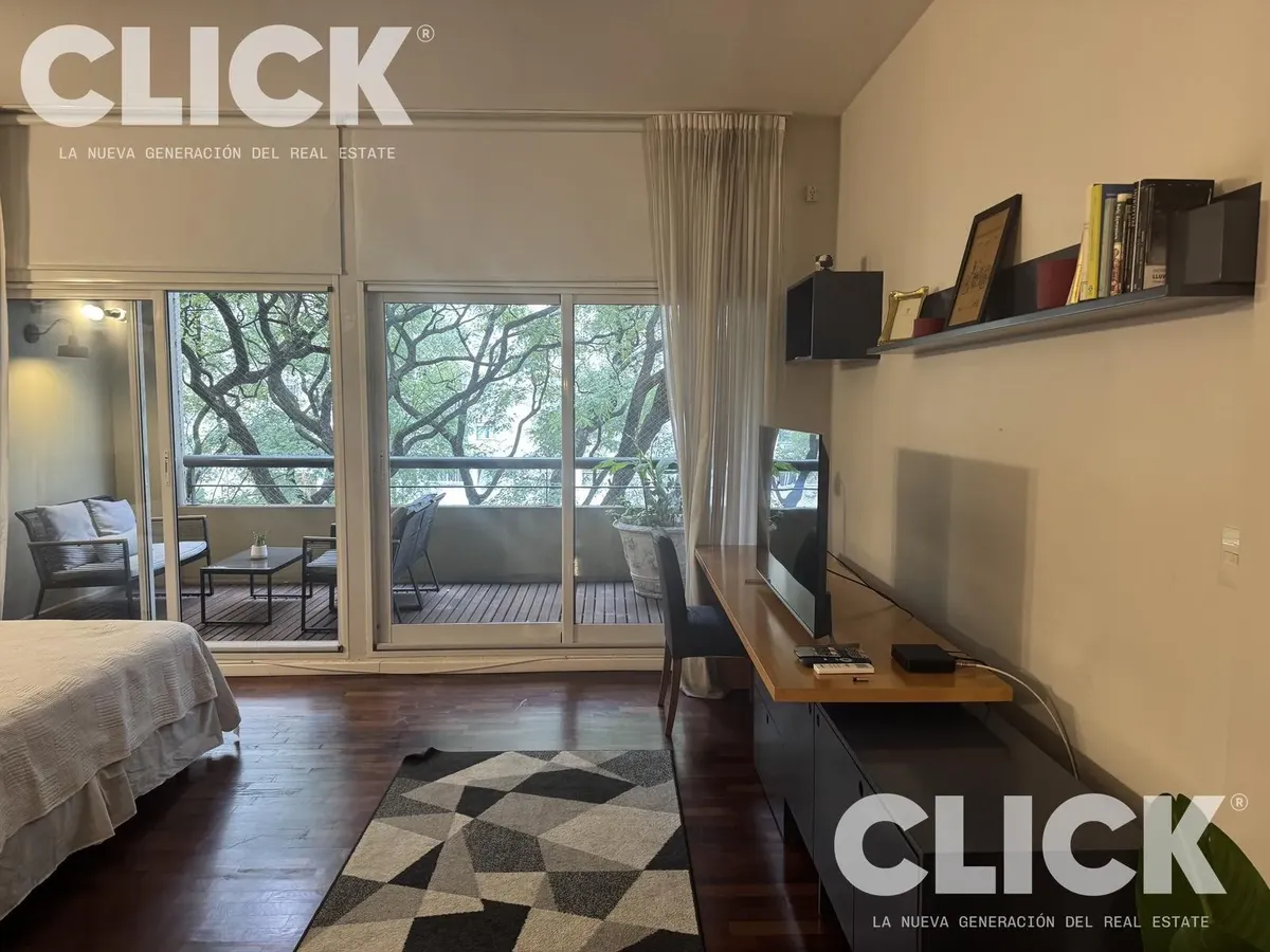 Estudio amueblado con balcón