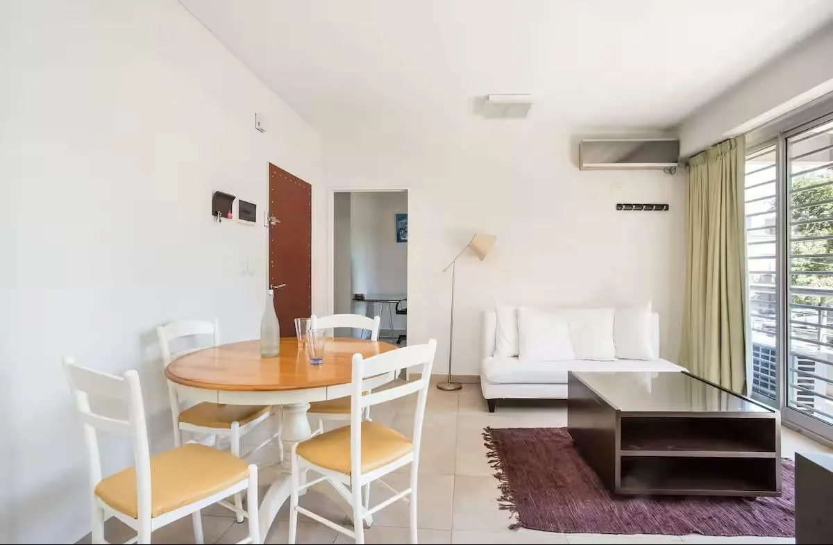2 ambientes con balcón corrido