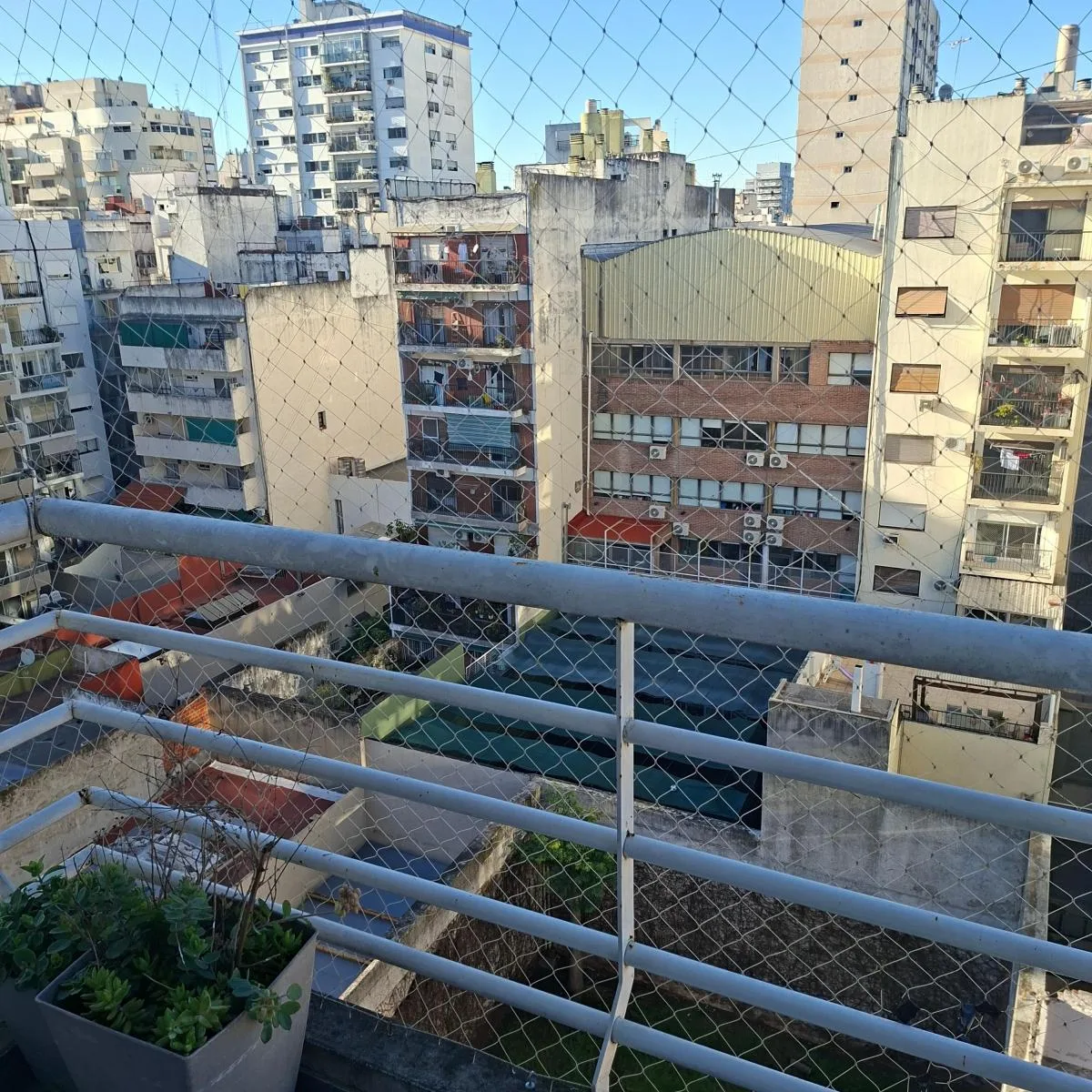 Monoambiente contrafrente con balcón