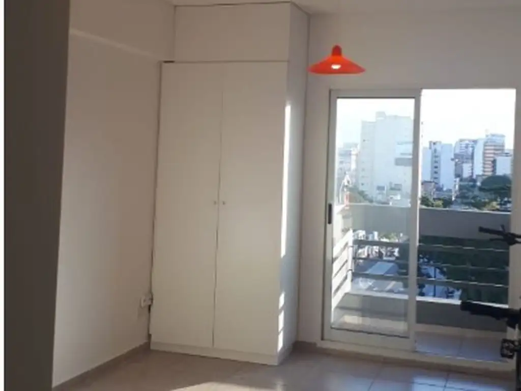 Monoambiente con balcón en Constitución