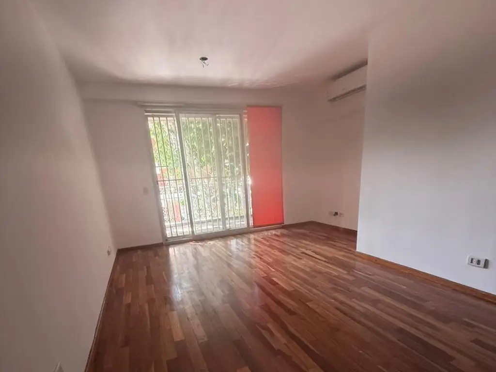 Departamento con balcón corrido