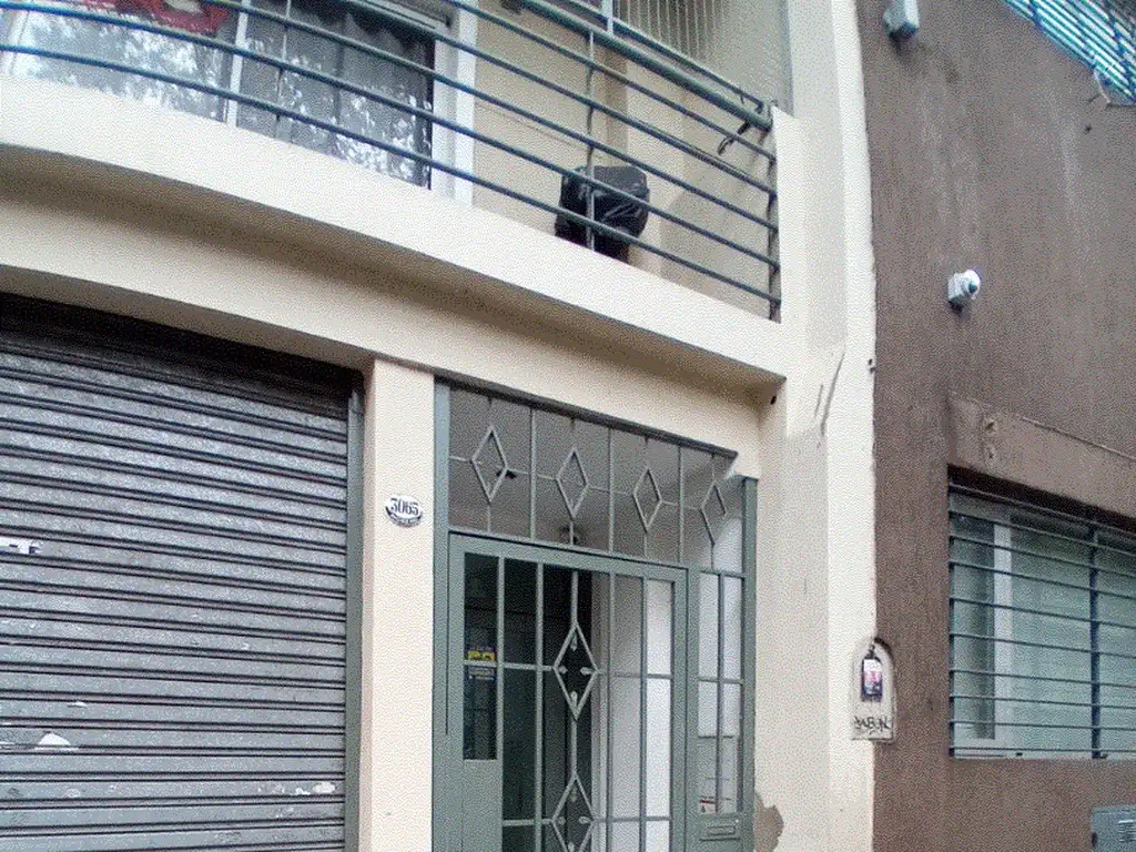 Departamento con balcón en Balvanera
