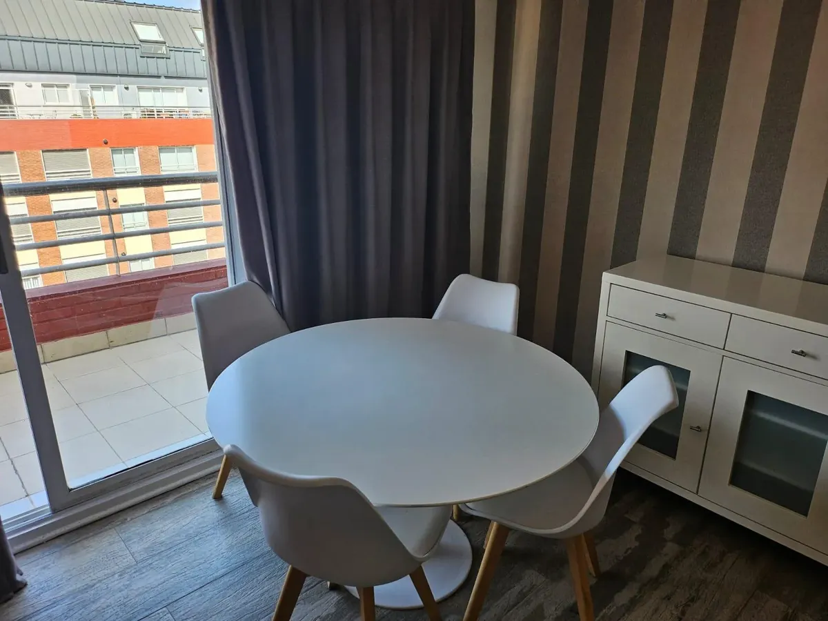 Duplex con balcón y amoblado