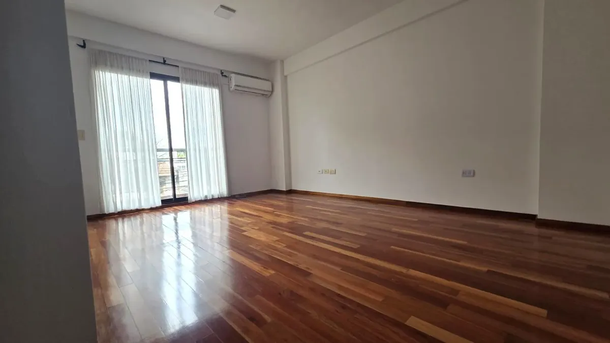2 ambientes con balcón corrido