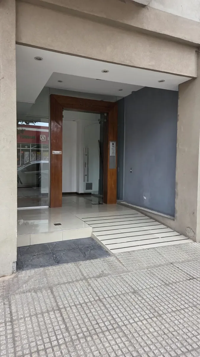 2 ambientes con balcón corrido