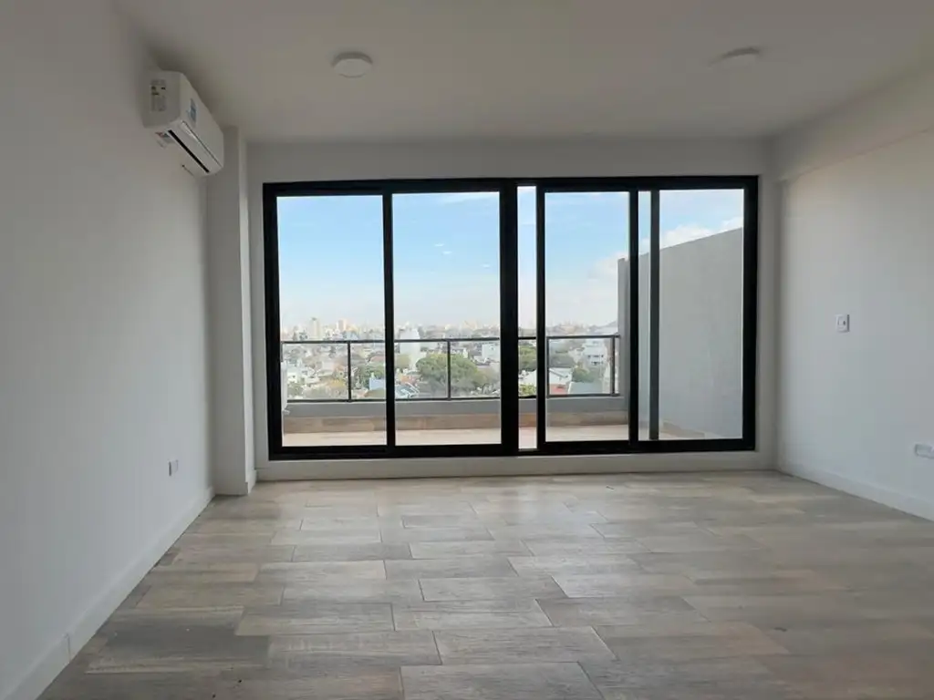Departamento con balcón y pileta