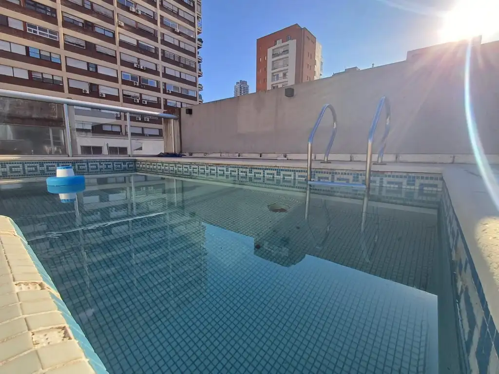 Monoambiente con balcón y pileta