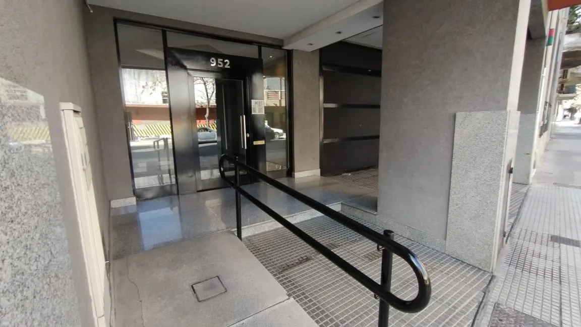 Monoambiente dividido con balcón