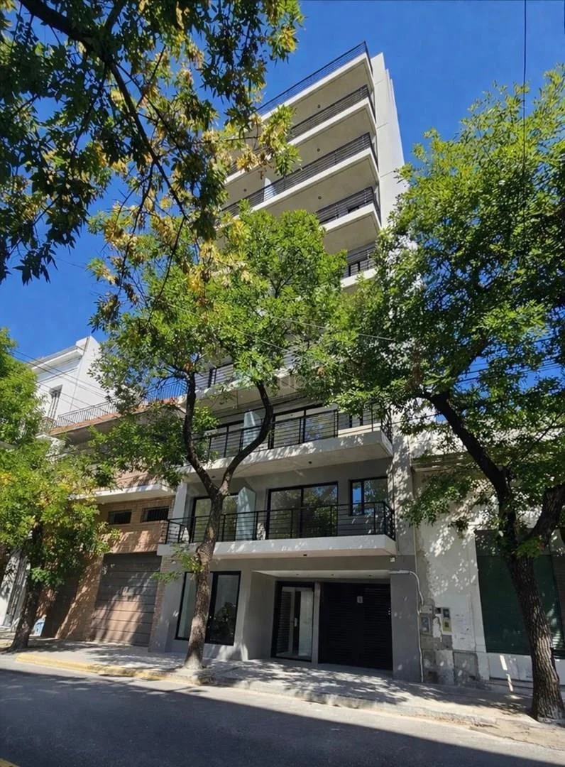 Monoambiente con balcón y parrilla