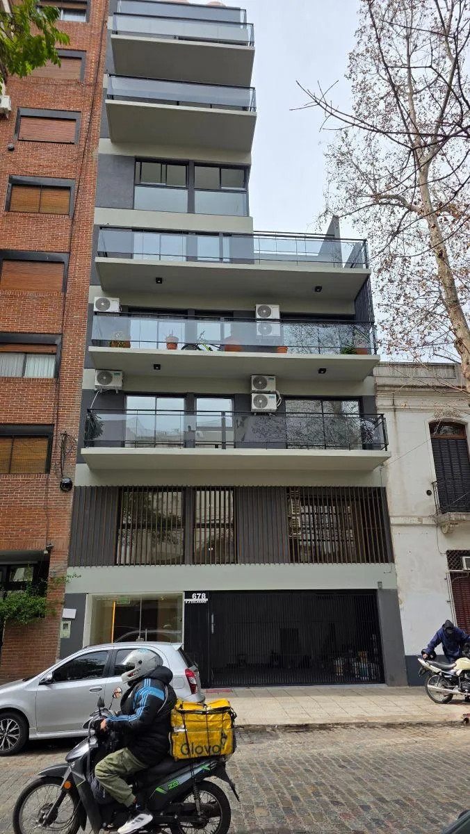 3 ambientes al frente con balcón