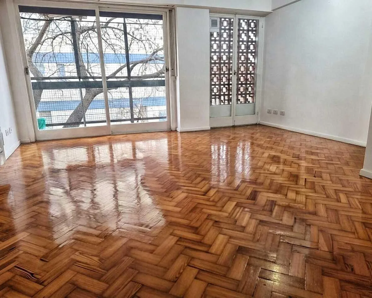 Departamento en esquina con balcón