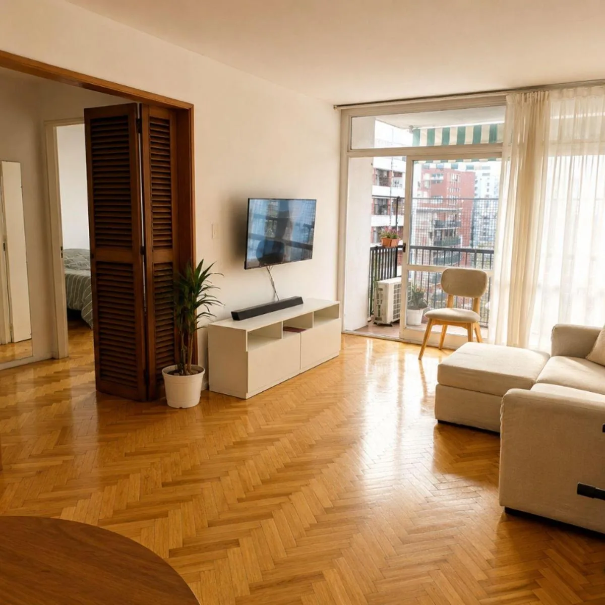 Martínez con balcón y parquet