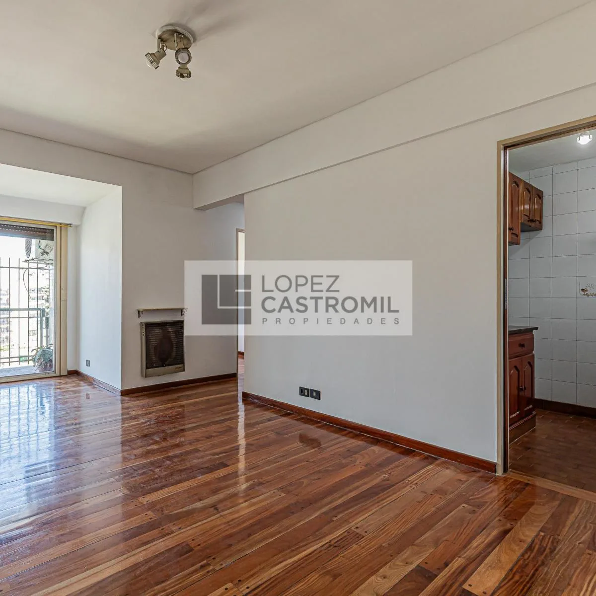 Piso alto con balcón al frente