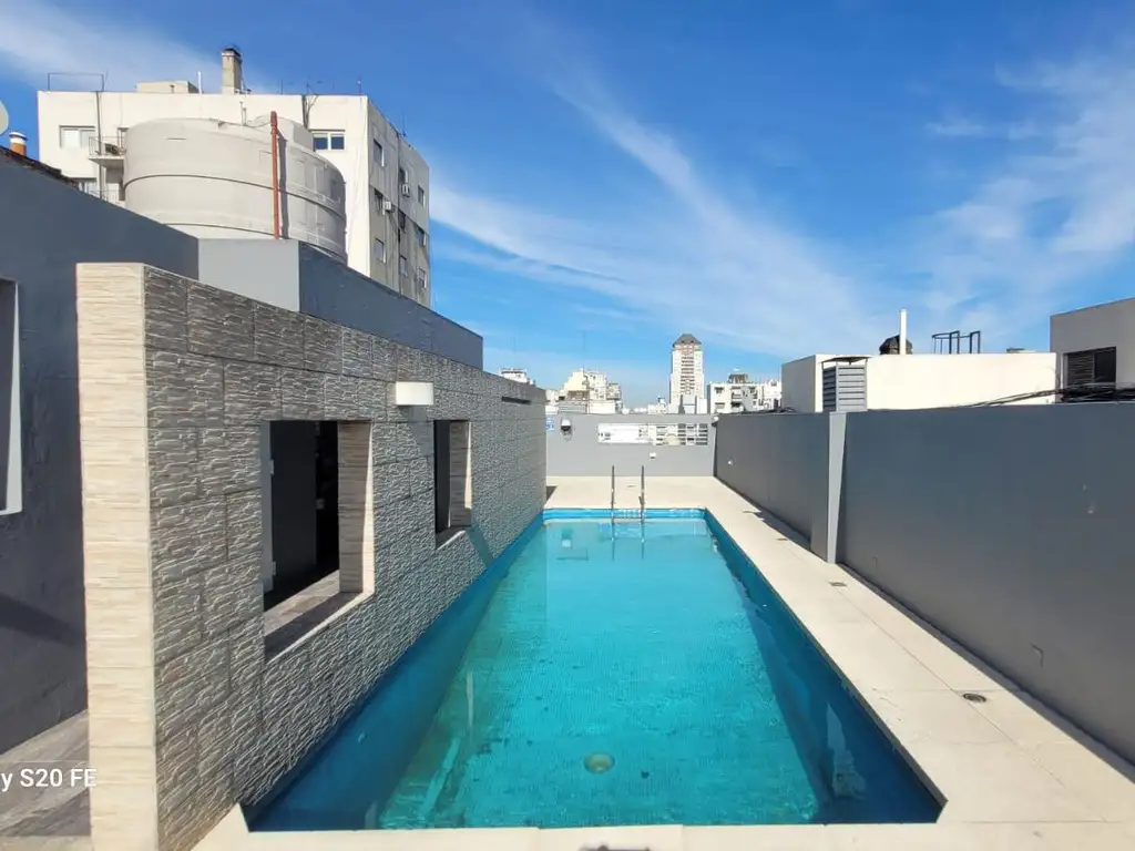 Monoambiente con balcón y piscina