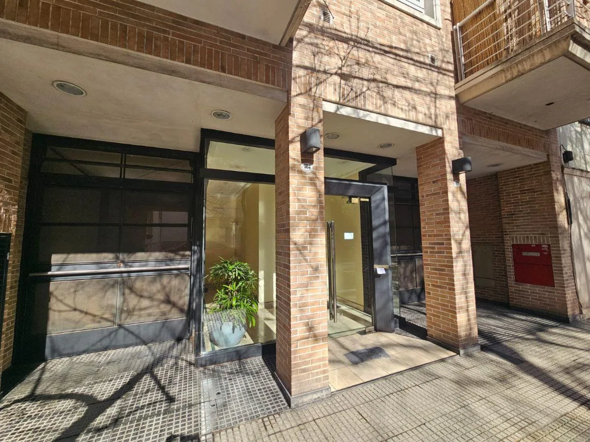 Semipiso con balcón y escritorio
