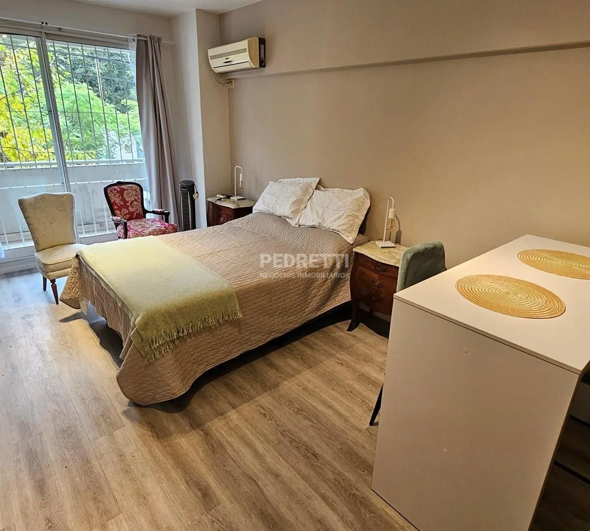 Departamento con balcón en Las Cañitas