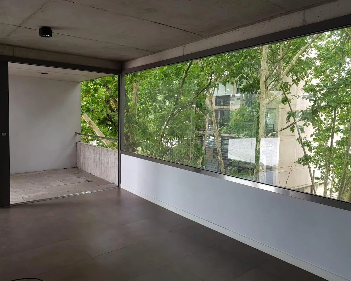 Monoambiente con balcón terraza