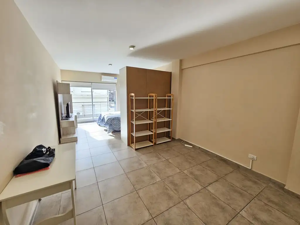 Monoambiente con balcón y AC