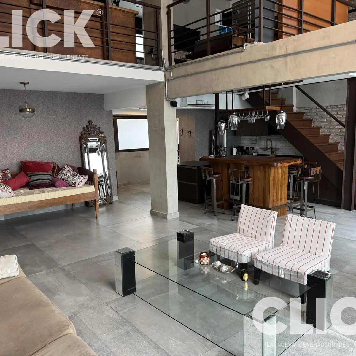 Loft dúplex con balcón