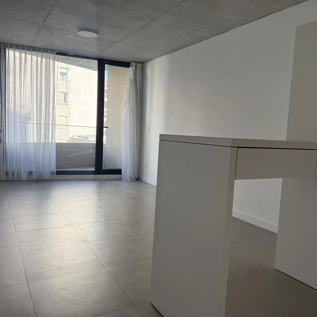 Monoambiente con balcón y A/C
