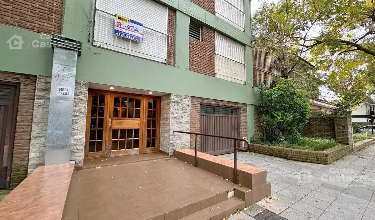Monoambiente al frente con balcón francés
