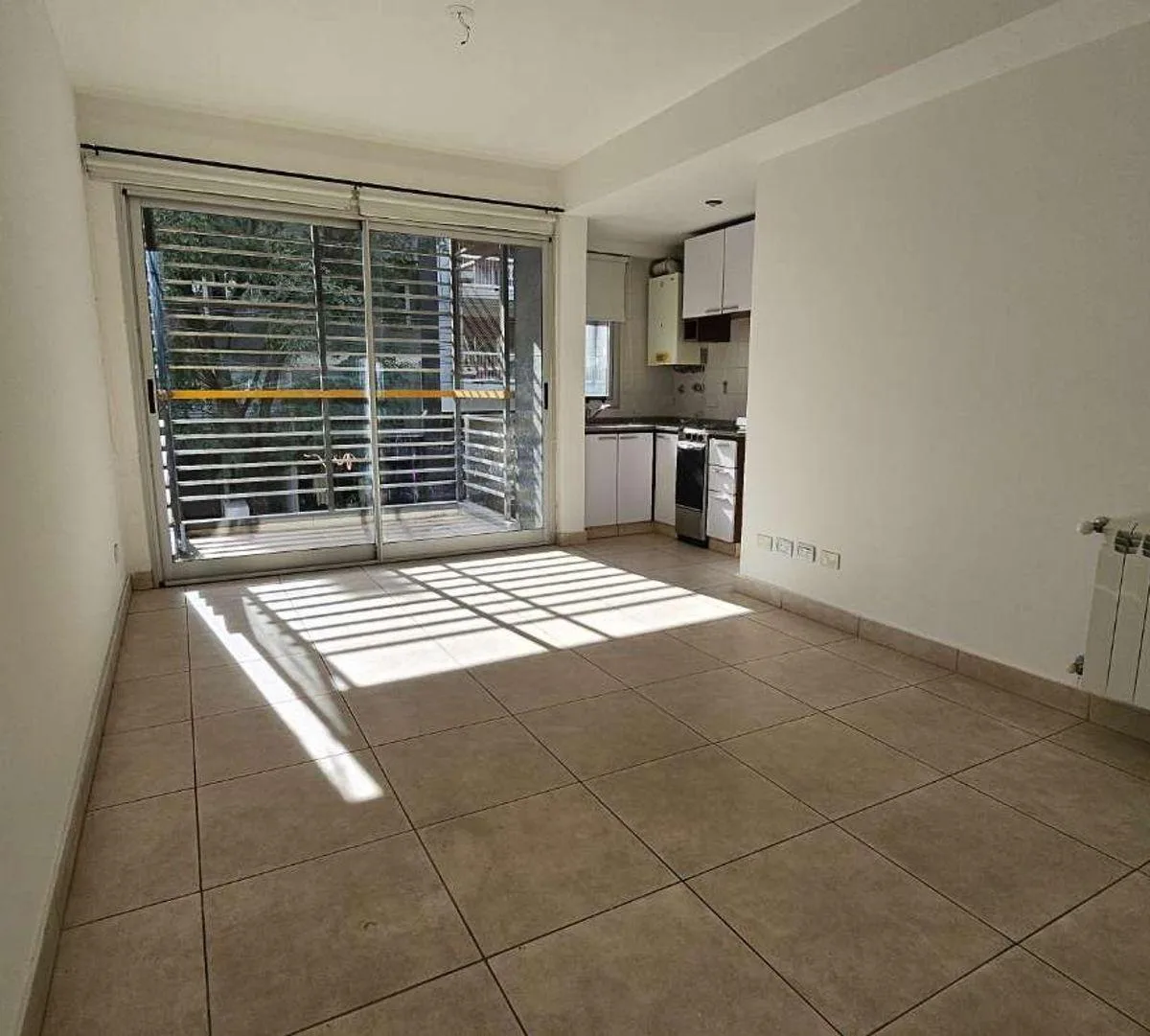 1.5 ambientes con balcón y patio