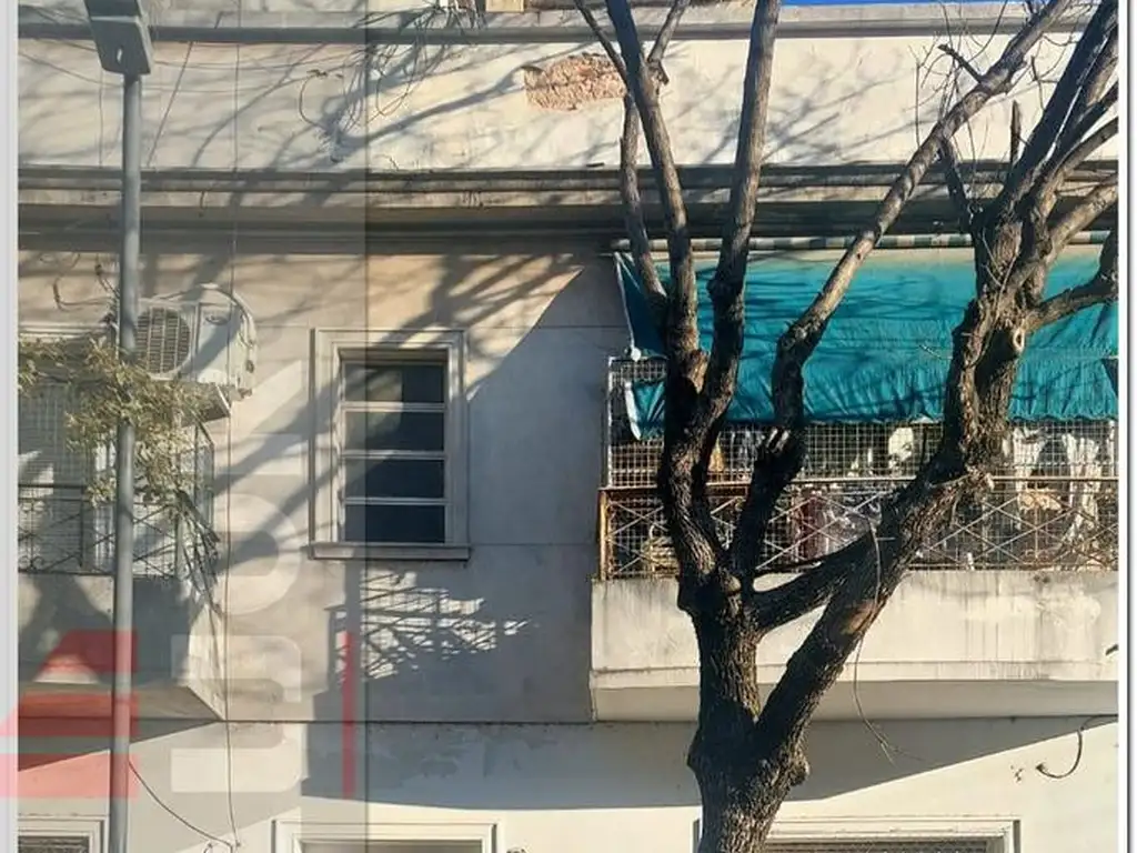 2 ambientes al frente con balcón