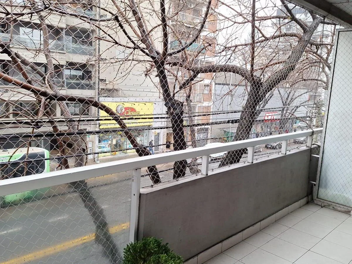 Monoambiente con balcón corrido