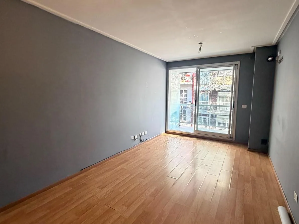Monoambiente al frente con balcón