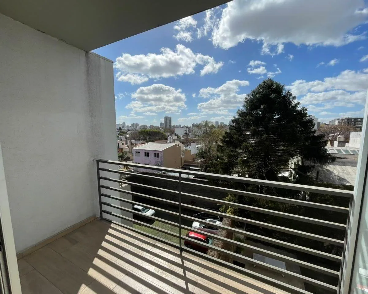Monoambiente con balcón y terraza
