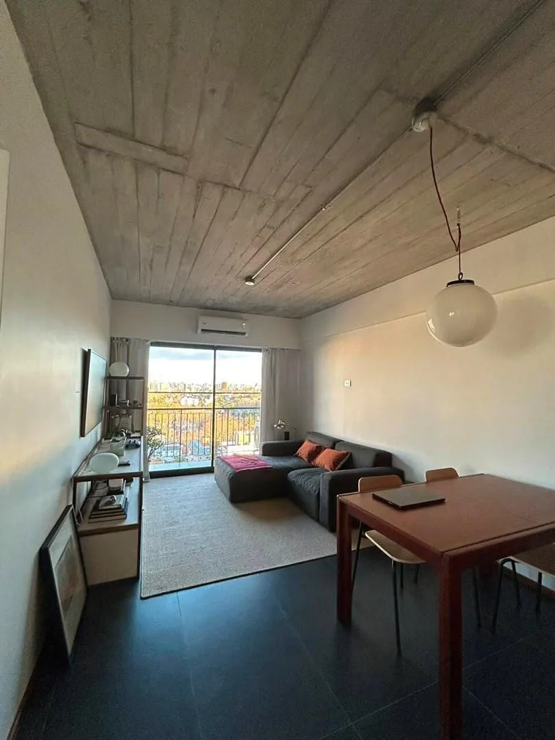 Departamento reciclado con balcón