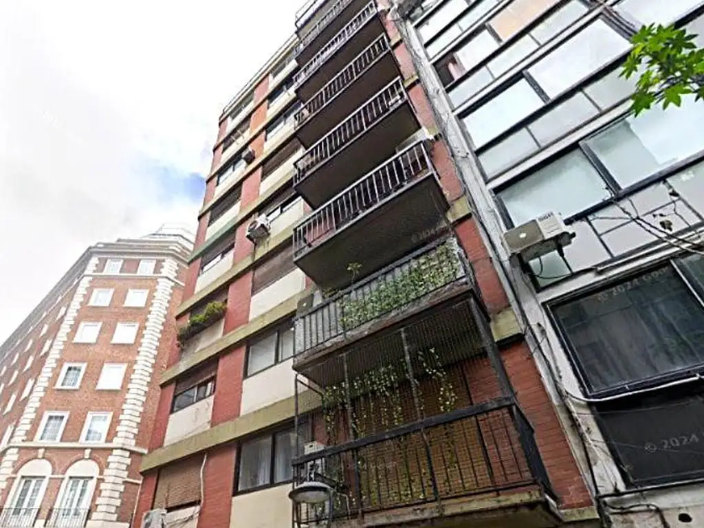 Monoambiente al frente con balcón