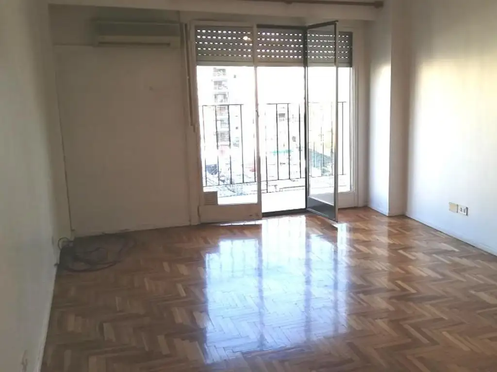 Piso 7 con balcón en Caballito