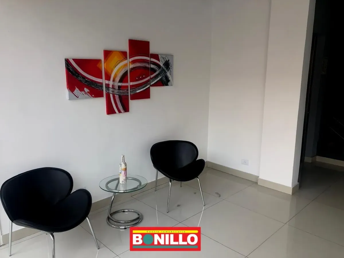 Monoambiente con balcón y A/C