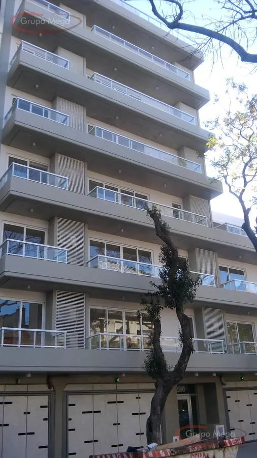Monoambiente con balcón cerrado