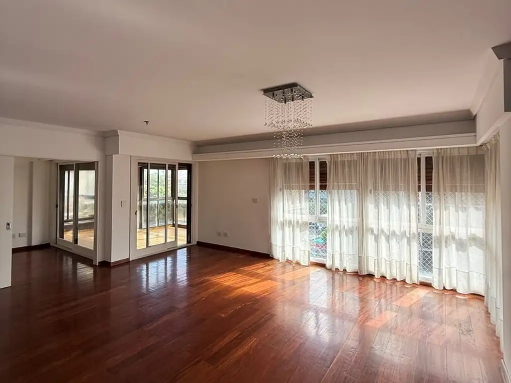 Departamento con balcón techado