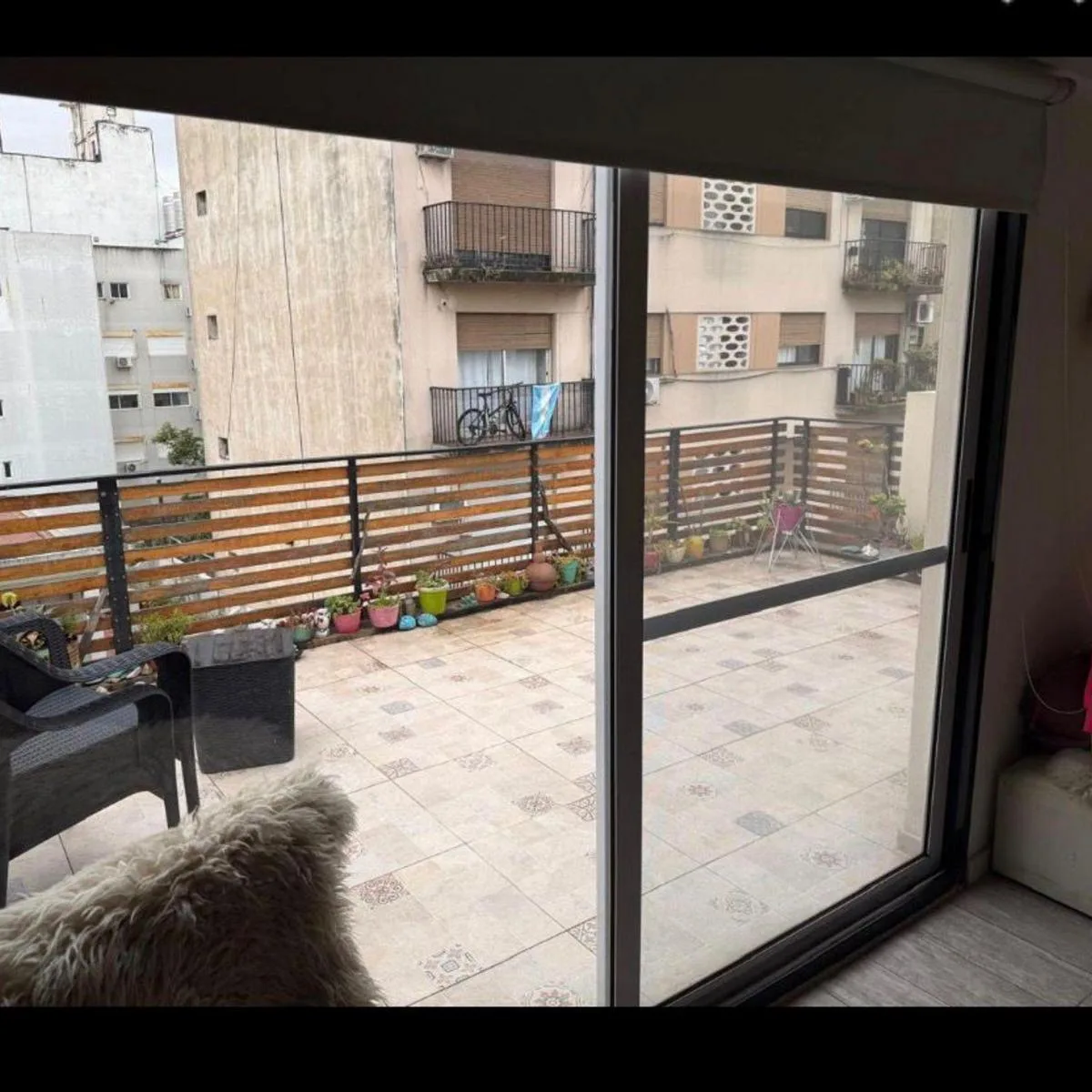 Monoambiente con balcón y cochera
