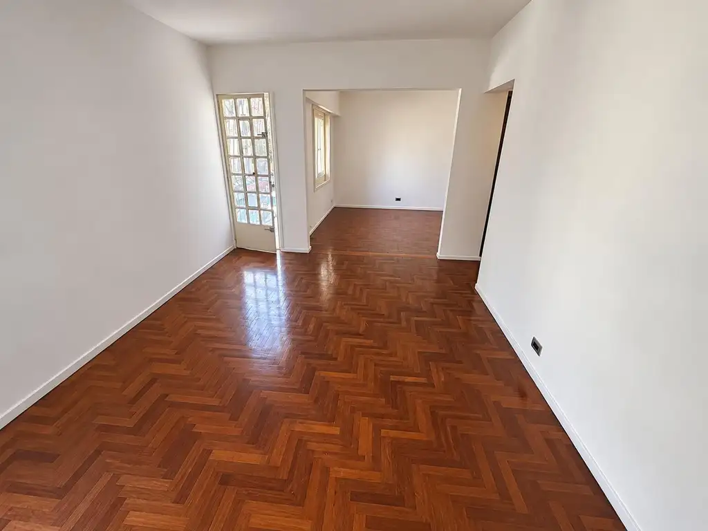Departamento con balcón al frente