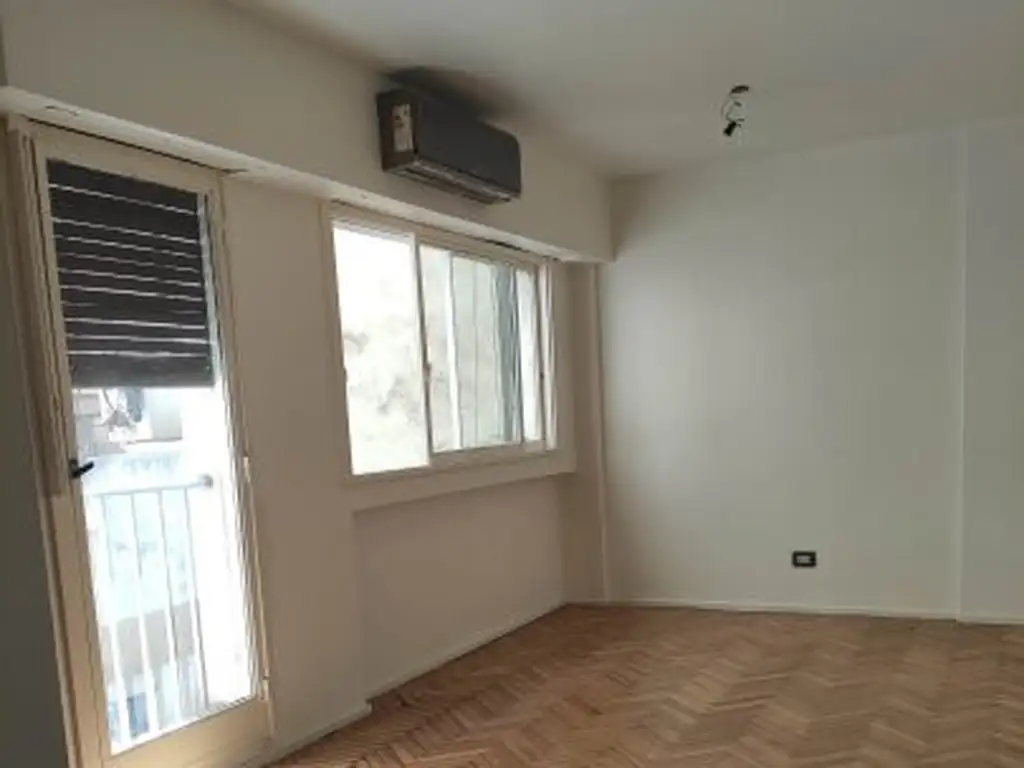 Monoambiente con balcón francés