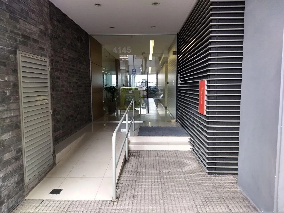 Monoambiente al frente con balcón