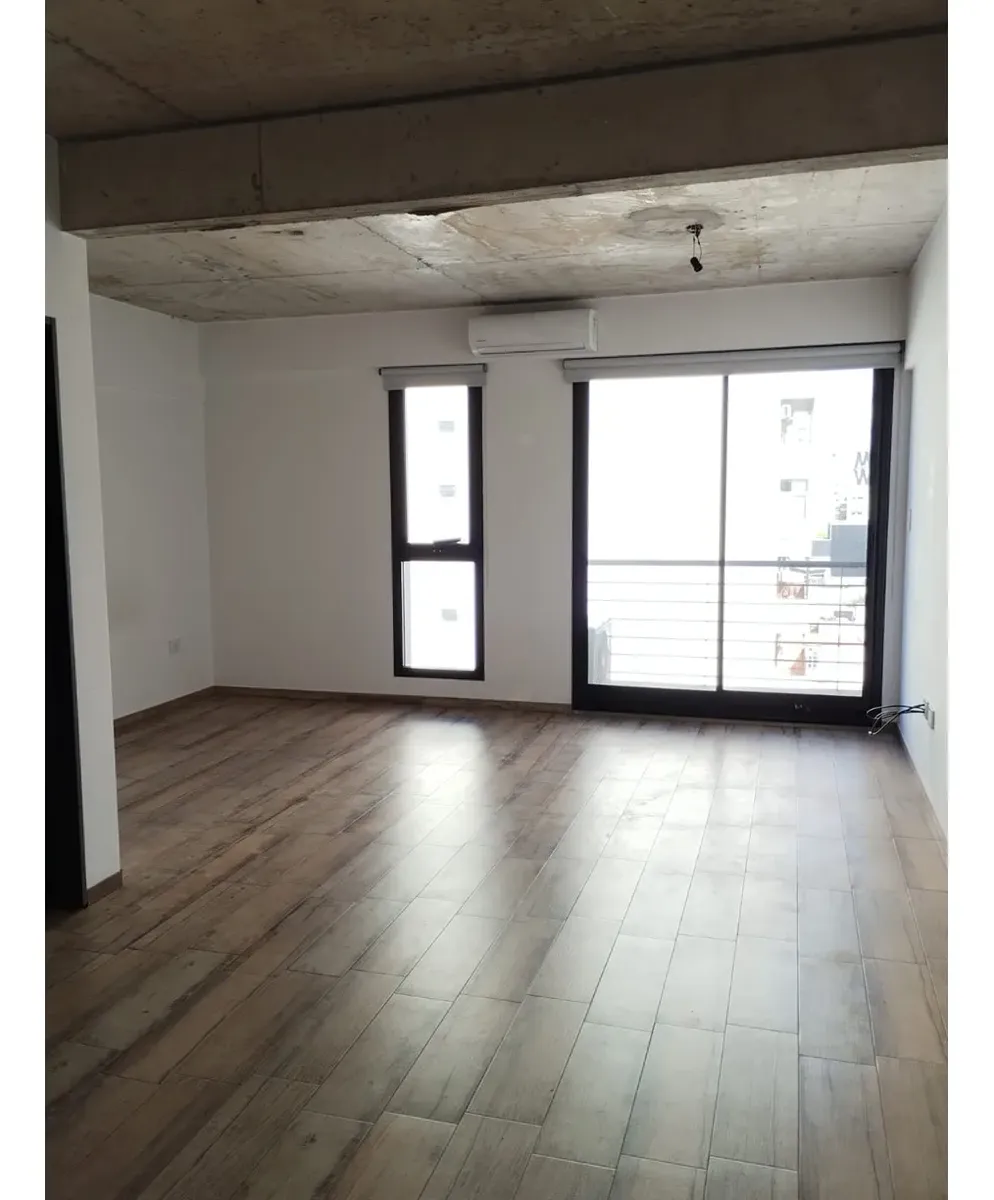 Monoambiente con balcón piso alto