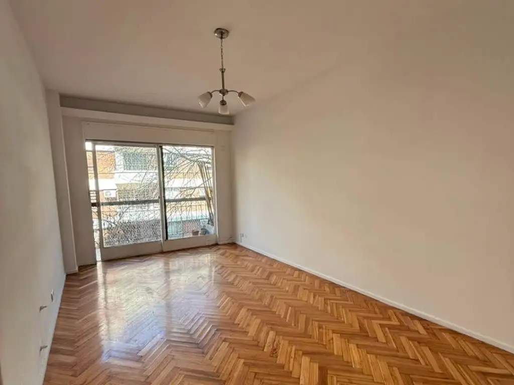 Departamento con balcón al frente