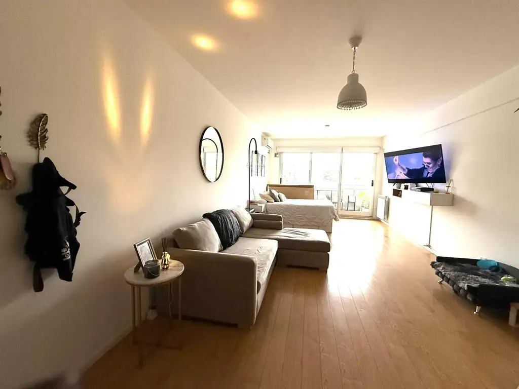Studio con balcón y amenities
