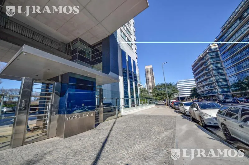 Piso alto con vista río y ciudad