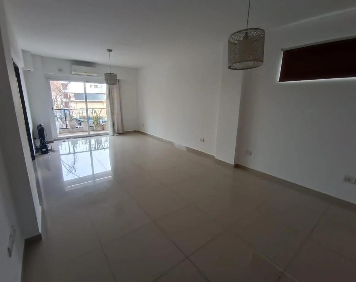 Monoambiente con balcón en Olivos