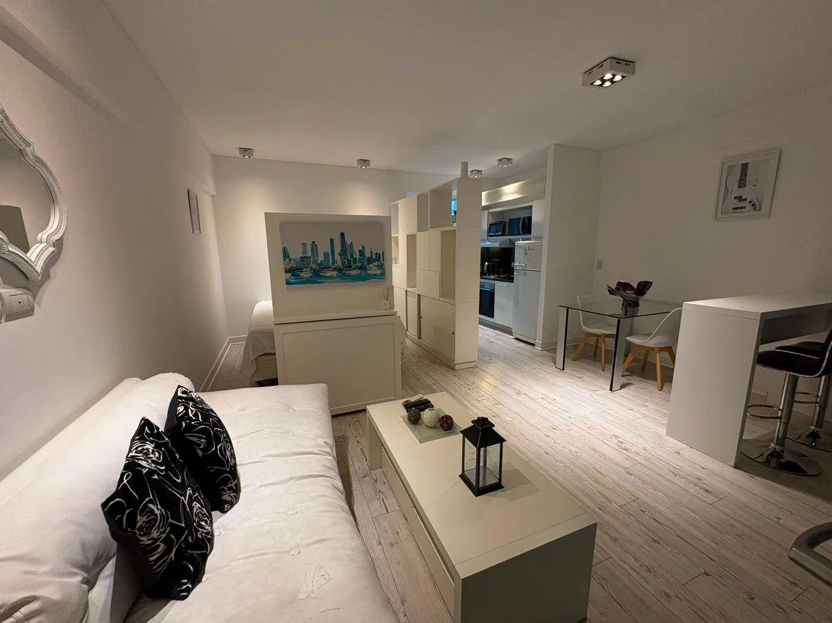 Monoambiente con balcón y amenities
