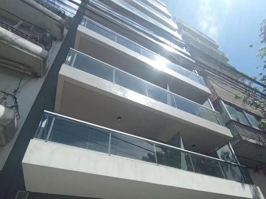 Monoambiente con balcón y seguridad