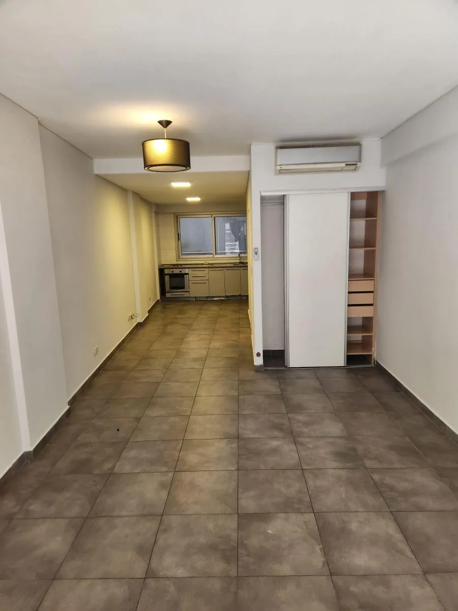 Monoambiente al frente con balcón